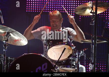 Drummer Simon Kirke tritt mit Bad Company in der Seminole Hard Rock Live Arena in Hollywood, Florida auf. Stockfoto