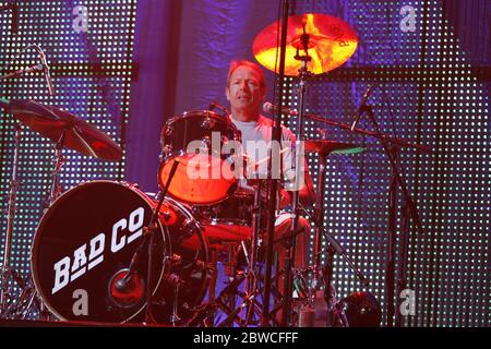 Drummer Simon Kirke tritt mit Bad Company in der Seminole Hard Rock Live Arena in Hollywood, Florida auf. Stockfoto