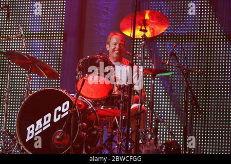 Drummer Simon Kirke tritt mit Bad Company in der Seminole Hard Rock Live Arena in Hollywood, Florida auf. Stockfoto