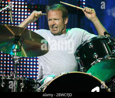 Drummer Simon Kirke tritt mit Bad Company in der Seminole Hard Rock Live Arena in Hollywood, Florida auf. Stockfoto