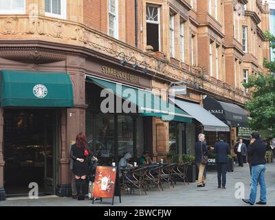 LONDON - SEPTEMBER 27, 2016: Eine Filiale der internationalen Coffee Shop Kette Starbucks in einem prunkvollen Gebäude in der Nähe des Mayfair Viertels. Stockfoto