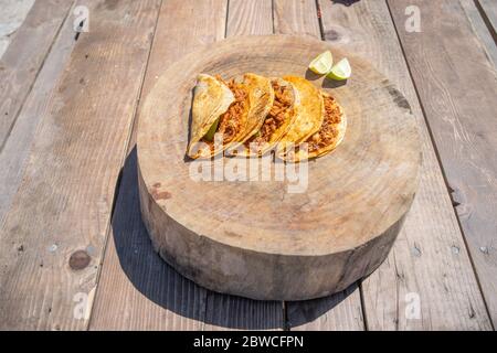 Tacos von Birria mit Sauce, Zwiebel und Zitrone Stockfoto