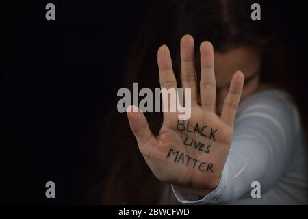 Kaukasische Frau mit Text Black Lives Matter als Unterstützung friedlicher Proteste gegen Polizeibrutalität und Rassismus Stockfoto