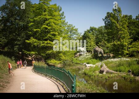 Crystal Palace Park, London, England. Mai 2020. Crystal Palace Dinosaur Park. Die Crystal Palace Dinosaurier sind eine Reihe von Skulpturen von Dinosauriern und anderen ausgestorbenen Tieren, die nach modernen Maßstäben falsch sind, im Londoner Stadtteil Bromley's Crystal Palace Park. (Foto von Sam Mellish / Alamy Live News) Stockfoto