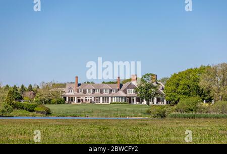 Teures Anwesen am Wainscott Pond in Wainscott, NY Stockfoto