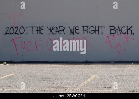 Minneapolis, Minnesota, USA. Mai 2020. Nach einer Nacht der Unruhen, Graffiti-Spray auf der Seite eines Gebäudes gemalt, nachdem Unruhen brach in Minneapolis, Minnesota über die Polizei Tötung von George Floyd. Quelle: Chris Juhn/ZUMA Wire/Alamy Live News Stockfoto