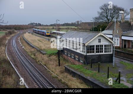 Erste TransPennine Express Klasse 170, die die Signalbox auf dem geschlossenen Bahnhofsplatz in Brocklesby passiert Stockfoto