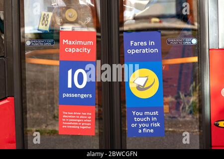 London, Großbritannien. Mai 2020. TFL London Bus mit einem Schild, das die Anzahl der Passagiere, die in ihre Busse erlaubt, um soziale Distanz zu halten beschränkt.nur 10 Passagiere pro Einzeldeck & 20 für einen Doppelstockbus (mit dem Fahrer die Diskretion, mehr Passagiere zu erlauben, wenn Haushalte oder Gruppen zusammen reisen). Quelle: SOPA Images Limited/Alamy Live News Stockfoto