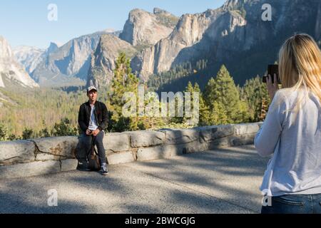 Ein Paar fotografiert am Tunnel View Point im Yosemite Nationalpark im Hintergrund, Kalifornien, USA Stockfoto