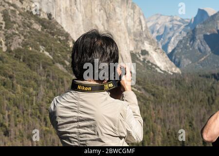Ein Mann fotografiert mit seiner Nikon-Kamera am Tunnel View Point im Yosemite Nationalpark Stockfoto