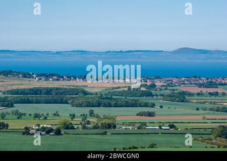 East Lothian, Schottland, Großbritannien, 31. Mai 2020. UK Wetter: Mehr warmes Wetter in der ganzen Grafschaft mit trüben Sonnenschein. Blick Richtung Gullane und Firth of Forth Stockfoto