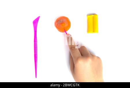 Plastilin modellierende Seesterne. Meereshintergrund. Schritt für Schritt 2. Stockfoto