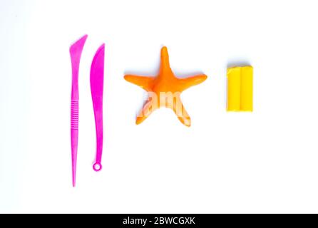 Plastilin modellierende Seesterne. Meereshintergrund. Schritt für Schritt 4. Stockfoto