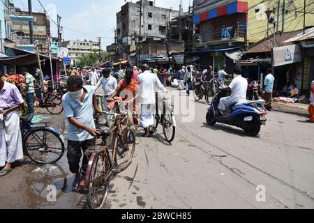 Howrah, Indien. Mai 2020. Tägliches Leben am neunten Sonntag, 68. Tag und dem letzten Tag der 4. Phase der landesweiten fortwährenden Blockierung in Indien, um die Ausbreitung des neuartigen Coronavirus (COVID-19) einzudämmen. Menschen dürfen aus dem Haus für den Kauf von Lebensmitteln und Essentials auf der Straße oder Markt Bereich, während öffentliche Busse sind nicht in Betrieb. (Foto von Biswarup Ganguly/Pacific Press) Quelle: Pacific Press Agency/Alamy Live News Stockfoto