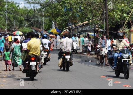 Howrah, Indien. Mai 2020. Tägliches Leben am neunten Sonntag, 68. Tag und dem letzten Tag der 4. Phase der landesweiten fortwährenden Blockierung in Indien, um die Ausbreitung des neuartigen Coronavirus (COVID-19) einzudämmen. Menschen dürfen aus dem Haus für den Kauf von Lebensmitteln und Essentials auf der Straße oder Markt Bereich, während öffentliche Busse sind nicht in Betrieb. (Foto von Biswarup Ganguly/Pacific Press) Quelle: Pacific Press Agency/Alamy Live News Stockfoto