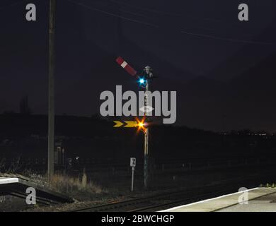 Signal BE49 in Barnetby, Lincolnshire in der Off (klare) Position zum letzten Mal in der Nacht die Linie für den Rücksignaling geschlossen Stockfoto