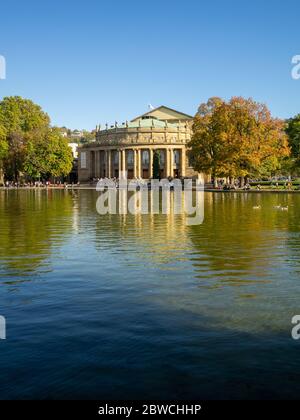 Das Stuttgarter Opernhaus spiegelt sich im See Stockfoto