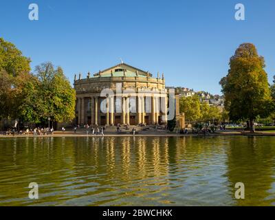 Das Stuttgarter Opernhaus spiegelt sich im See Stockfoto