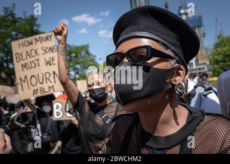 Tausende von Black Lives Matter (BLM) Aktivisten und Unterstützer versammeln sich in der Nähe der US-Botschaft in London, um gegen den Tod von George Floyd in den USA zu protestieren. Stockfoto