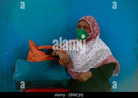 Dhaka, Bangladesch. Mai 2020. Eine Frau aus Bangladesch wartet auf die Fähre, als sie am 31. Mai 2020 in ihre Heimatstadt Sadarghat Launch Terminal in Dhaka, Bangladesch, reist. Die Regierung von Bangladesch erlaubte, dass alle Büros, Geschäfte und Transporte ab Sonntag in begrenztem Umfang wieder aufgenommen werden konnten, zu einer Zeit, in der das Land mit dem schlimmsten Kampf gegen die tödliche COVID-19 konfrontiert ist. Kredit: Suvra Kanti das/ZUMA Wire/Alamy Live News Stockfoto