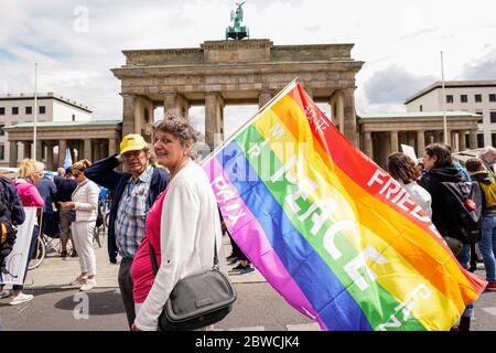 30. Mai 2020, Berlin, Eindruck einer sogenannten Hygiene-Demo am Brandenburger Tor in Berlin-ohne Teilnehmer aus verschiedenen Camps. Es umfasste auch Reichsburger Bürger und Verschwörungstheoretiker, die gegen Korona-Maßnahmen protestierten. Demonstranten mit Friedensfahne. Weltweit verwendet Stockfoto