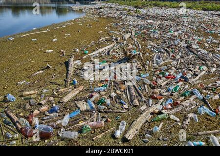 Kunststoffflaschen in Wasser Stockfoto