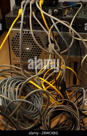 Blick auf Kabelsalat in einem modernen Computer. Stockfoto