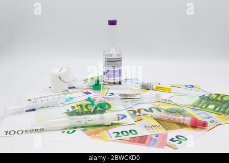 Melle, Deutschland. Mai 2020. Melle, Deutschland 29. Mai 2020: Symbolbilder - 2020 Medizinisches Material liegt auf Banknoten, Euro-Scheinen, Feature/Symbol/Symbol Foto/Merkmal/Detail/ Nutzung weltweit Quelle: dpa/Alamy Live News Stockfoto