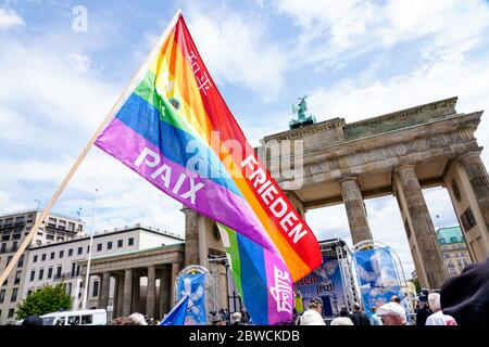 Berlin, Deutschland. Mai 2020. 30.05.2020, Berlin, Eindruck einer sogenannten Hygiene-Demo am Brandenburger Tor in Berlin-mit Teilnehmern aus verschiedenen Camps. Es umfasste auch Reichsburger Bürger und Verschwörungstheoretiker, die gegen Korona-Maßnahmen protestierten. Eine Friedensfahne eines Protestierenden. Kredit: dpa/Alamy Live News Stockfoto