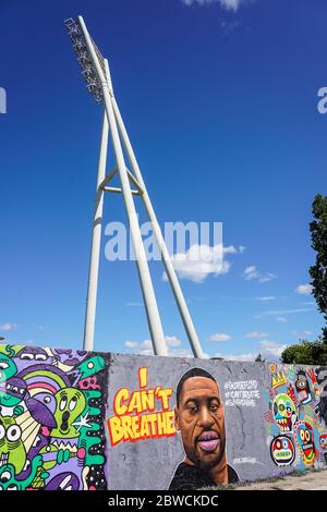 30. Mai 2020, Berlin, ein neues Graffiti von EME Freethinker an einer Wand im Mauerpark in Berlin, Prenzlauer Berg, das den toten schwarzen George Floyd aus Minneapolis/USA mit seinem Zitat 'I can t breathe' zeigt. Weltweit verwendet Stockfoto