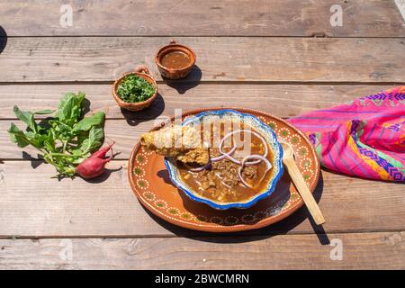 mexikanische Küche mit Birria, heißer Sauce und Chicharron und Koriander Stockfoto