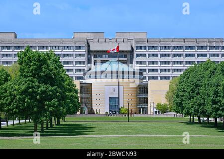 TORONTO - 31. MAI 2020: Der Campus der York University in der Vorstadt ist modern gestaltet und mit Grünflächen ausgestattet, die die Hauptgebäude zeigen Stockfoto