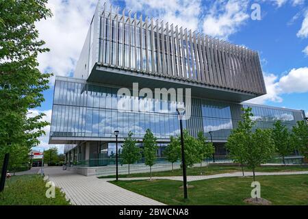 TORONTO - 31. MAI 2020: Die Vorstadt der York University ist mit moderner Architektur aus Glas und Stahl ausgestattet, wie dieses Gebäude des Studentenzentrums Stockfoto