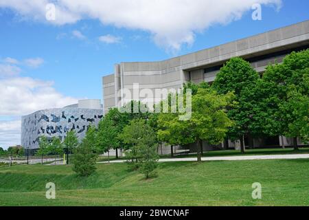 TORONTO - 31. MAI 2020: Der Vorort der York University zeichnet sich durch moderne Architektur und Grünflächen aus Stockfoto