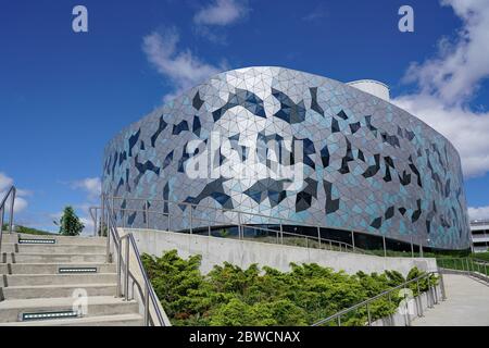 TORONTO - 31. MAI 2020: Das neue Gebäude der York University für die Lassonde School of Engineering weist ein kompliziertes geometrisches Muster aus Dreiecken auf Stockfoto