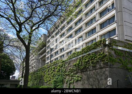 TORONTO - 31. MAI 2020: Der Vorort der York University bietet moderne Architektur und Grünflächen, die das Ross Humanities Building zeigen Stockfoto