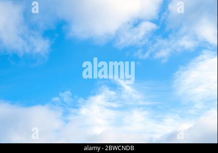 Cumulus und cirrocumulus Wolken auf blauem Himmel, Naturhintergrund ohne Fokus Stockfoto