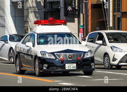 Japanische Polizei patrouilliert Auto auf der Straße in Kyoto, Japan Stockfoto