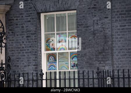 Premierminister Boris Johnson klatscht für NHS, Betreuer und alle wichtigen Arbeiter außerhalb der Nummer 10 Downing Street mit: Atmosphäre wo: London, Großbritannien Wann: 30 Apr 2020 Quelle: Phil Lewis/WENN Stockfoto