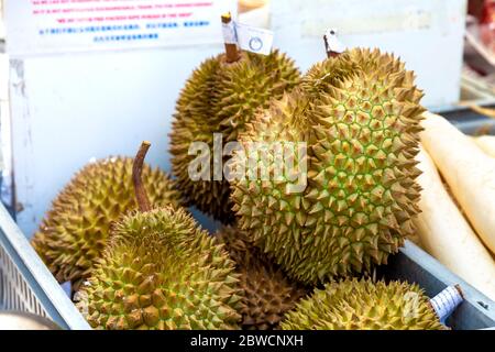 Durian Fruit bekannt für einen starken, unangenehmen Geruch in einem Supermarkt in Chinatown, London, Großbritannien verkauft Stockfoto