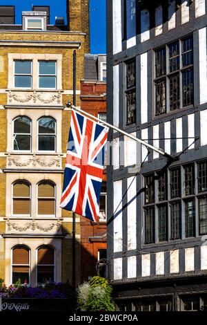 Union Jack Flagge hängt von der Fassade des Liberty London Luxus Kaufhaus, London, Großbritannien Stockfoto