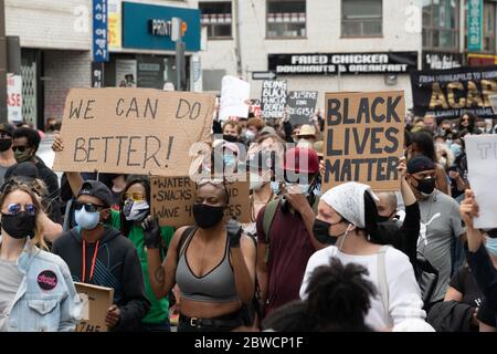 Demonstranten marschieren durch die Innenstadt von Toronto, um gegen die Strafverfolgung als Reaktion auf Regis Korchinski-Paquet und George Floyds Tod zu protestieren. Stockfoto