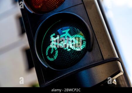 Nahaufnahme der grünen Fahrradampel, London, Großbritannien Stockfoto