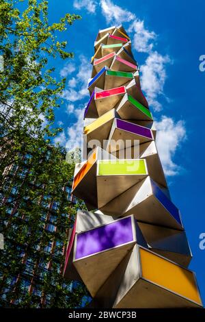 Die Skulptur "Chromorama" (2015) des Künstlers David Batchelor umfasst 35 Leuchtkästen in der Nähe von Broadgate, Liverpool Street, London, Großbritannien Stockfoto