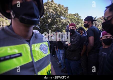 Sao Paulo, Brasilien. Mai 2020. Regierungskritische Demonstranten nehmen an einem Protest auf der Avenida Paulista Teil. Die Zahl der Todesfälle in Corona in Brasilien steigt weiterhin rasant an. Brasiliens rechtspopulistischer Präsident Bolsonaro sieht die Lungenerkrankung als "Mil-Grippe" und lehnt Schutzmaßnahmen ab. Bisher haben sich 498,440 Menschen im größten Staat Südamerikas als infiziert erwiesen. Quelle: Andre Lucas/dpa/Alamy Live News Stockfoto