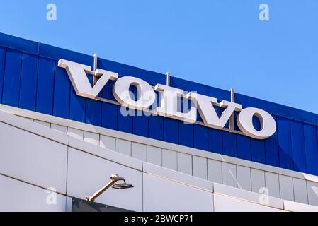 Samara, Russland - 29. Mai 2020: Volvo Händler unterzeichnen auf dem Büro des offiziellen Händlers. Volvo ist ein schwedisches multinationales Autohersteller-Unternehmen Stockfoto