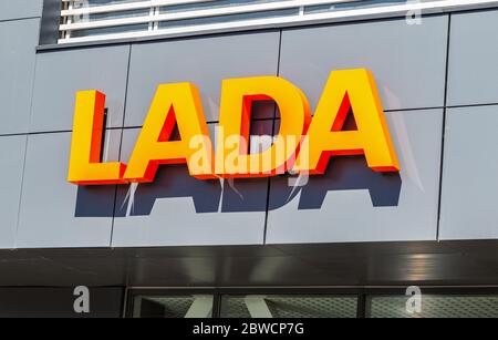 Samara, Russland - 29. Mai 2020: Autohaus Zeichen Lada auf dem Büro des offiziellen Händler. Lada ist ein russischer Automobilhersteller Stockfoto