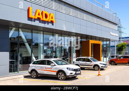 Samara, Russland - 29. Mai 2020: Bau des offiziellen Händlers Lada im Sommer Tag. Lada ist ein russischer Automobilhersteller Stockfoto