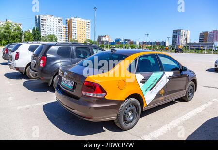 Samara, Russland - 29. Mai 2020: Carsharing das Delimobil Auto parkt in der Stadtstraße. Mieten Sie ein Auto verschiedener Marken. Carsharing Service Vehicle Stockfoto