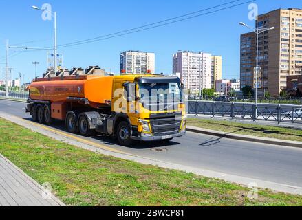 Samara, Russland - 29. Mai 2020: Rosneft Tankwagen fährt auf der Stadtstraße. Rosneft ist ein russisches staatlich kontrolliertes Ölunternehmen Stockfoto